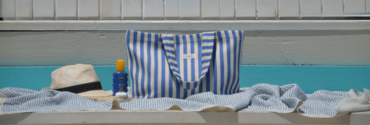 10 ESSENTIAL ITEMS EVERY BEACH TOTE BAG NEEDS