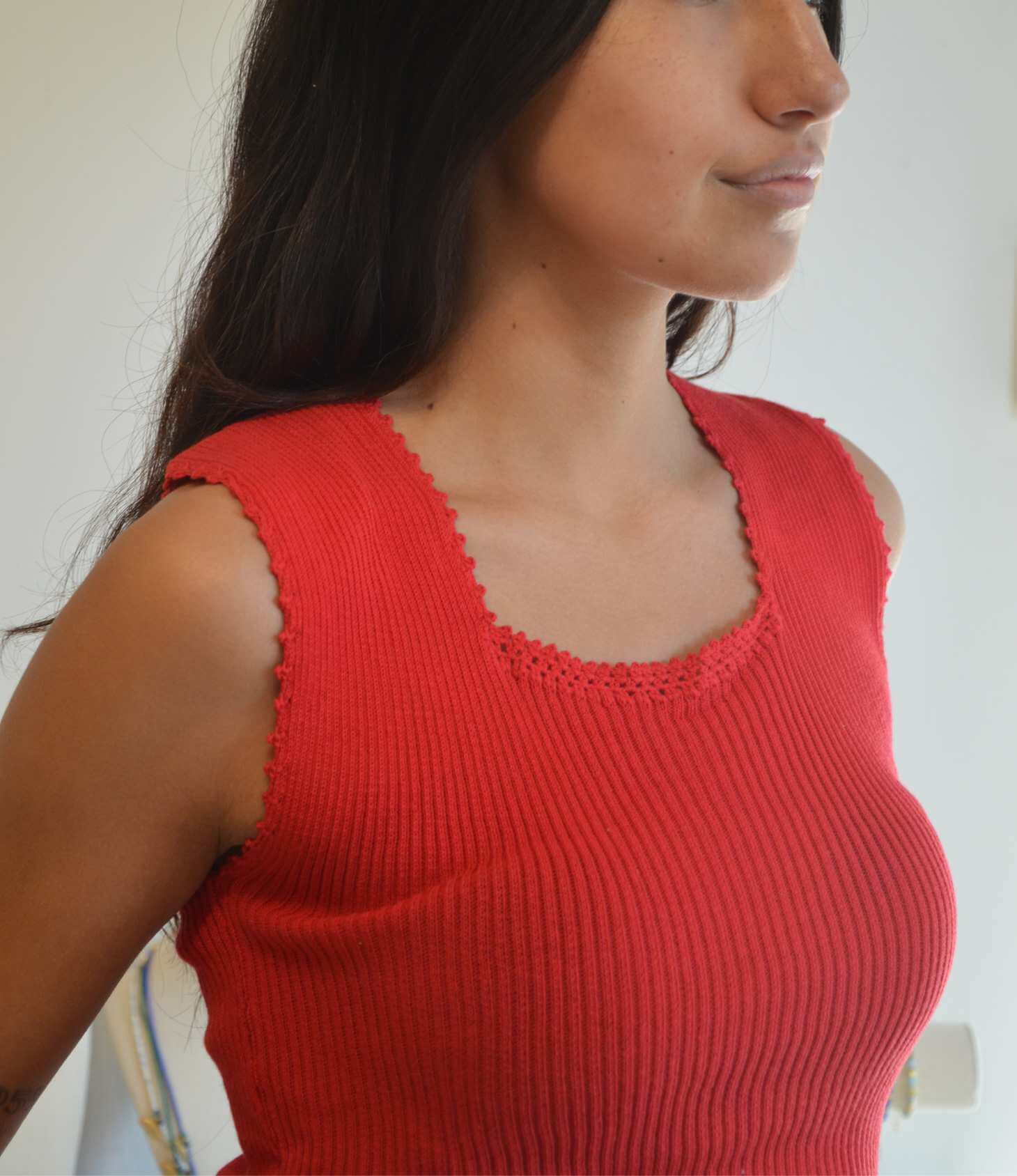 Kastamonu Soft Layer Top – Ribbed in red, showcasing soft ribbed texture and lightweight design for layering.