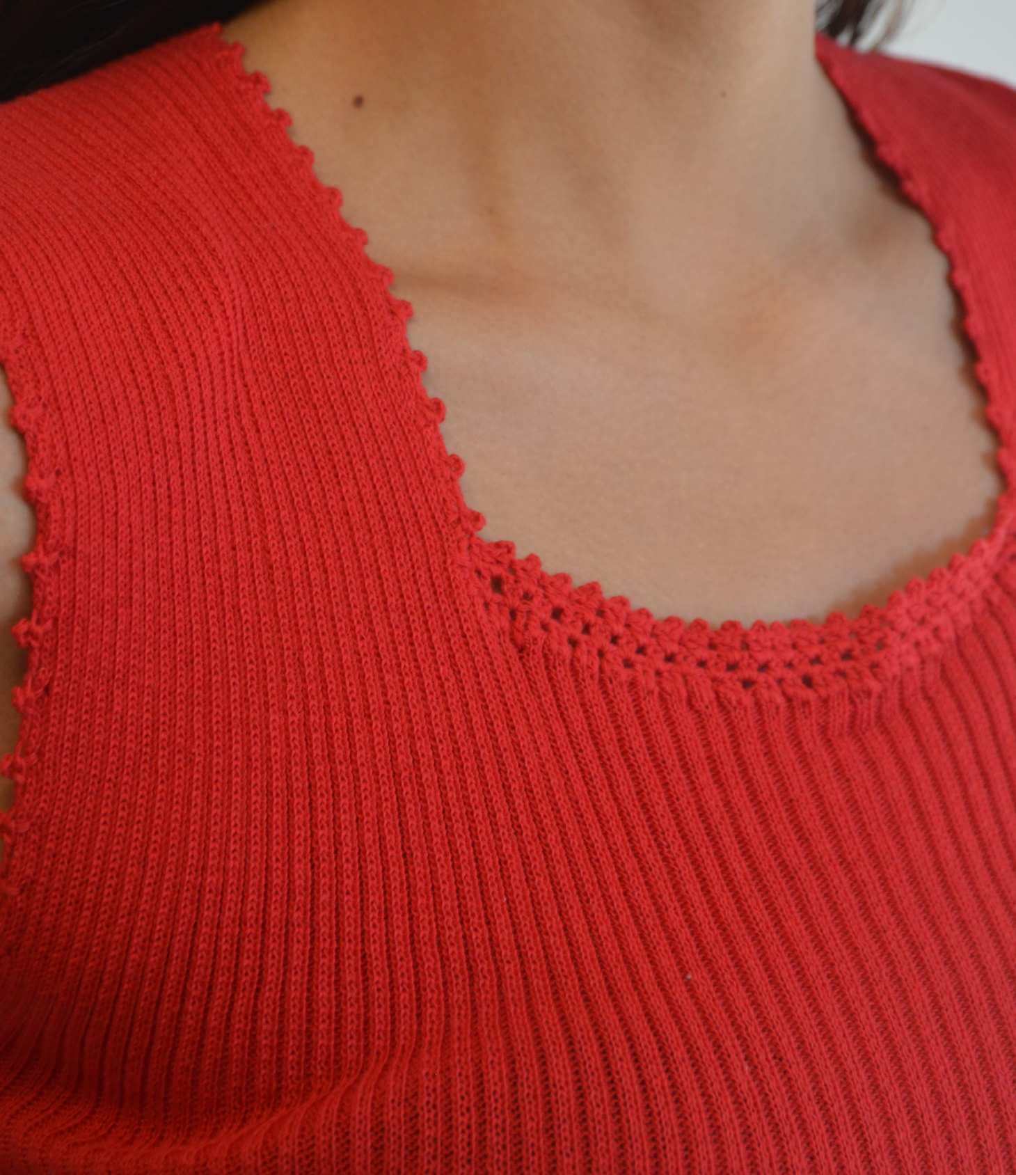 Kastamonu Soft Layer Top – Ribbed featuring a soft ribbed texture and elegant scalloped neckline.